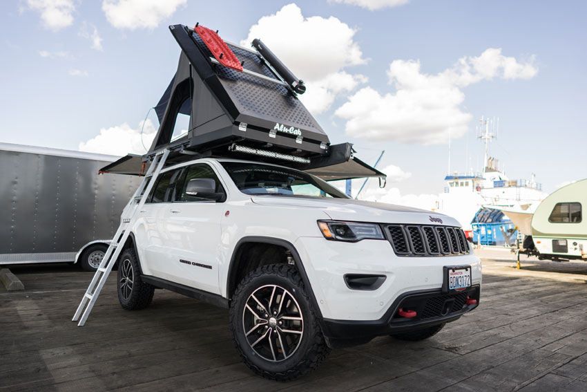 Jeep Trailhawk Alu-Cab rooftop tent